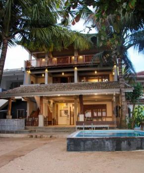 Pearl Divers Beachfront Apartment